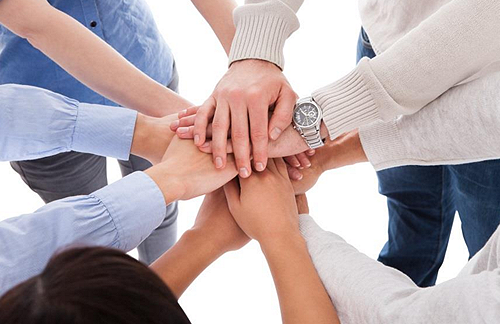 grupa osób trzymających się za ręce