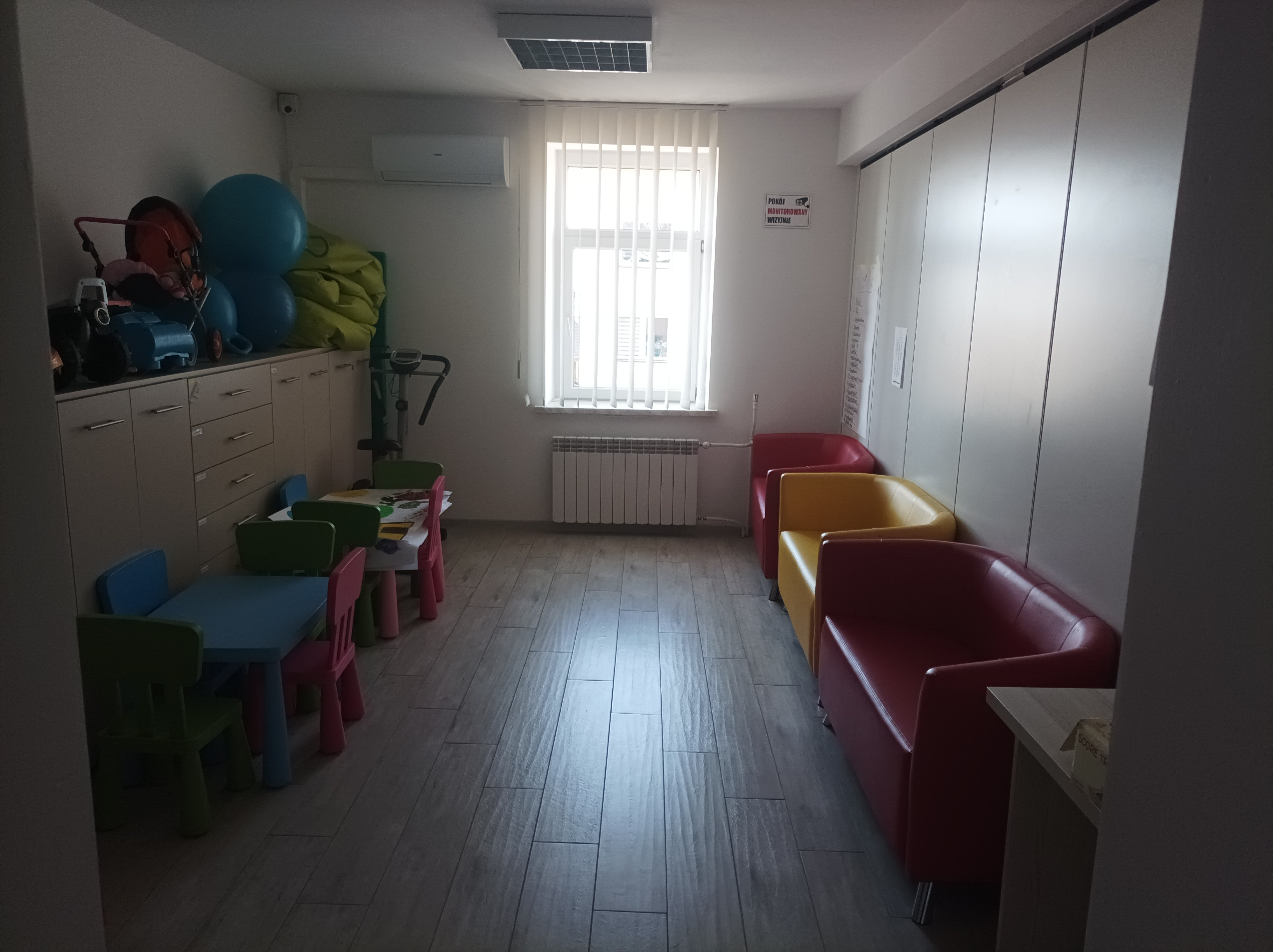 pomieszczenie do pobytu dziennego z miejscem zabaw dla dzieci i miejsca do nauki