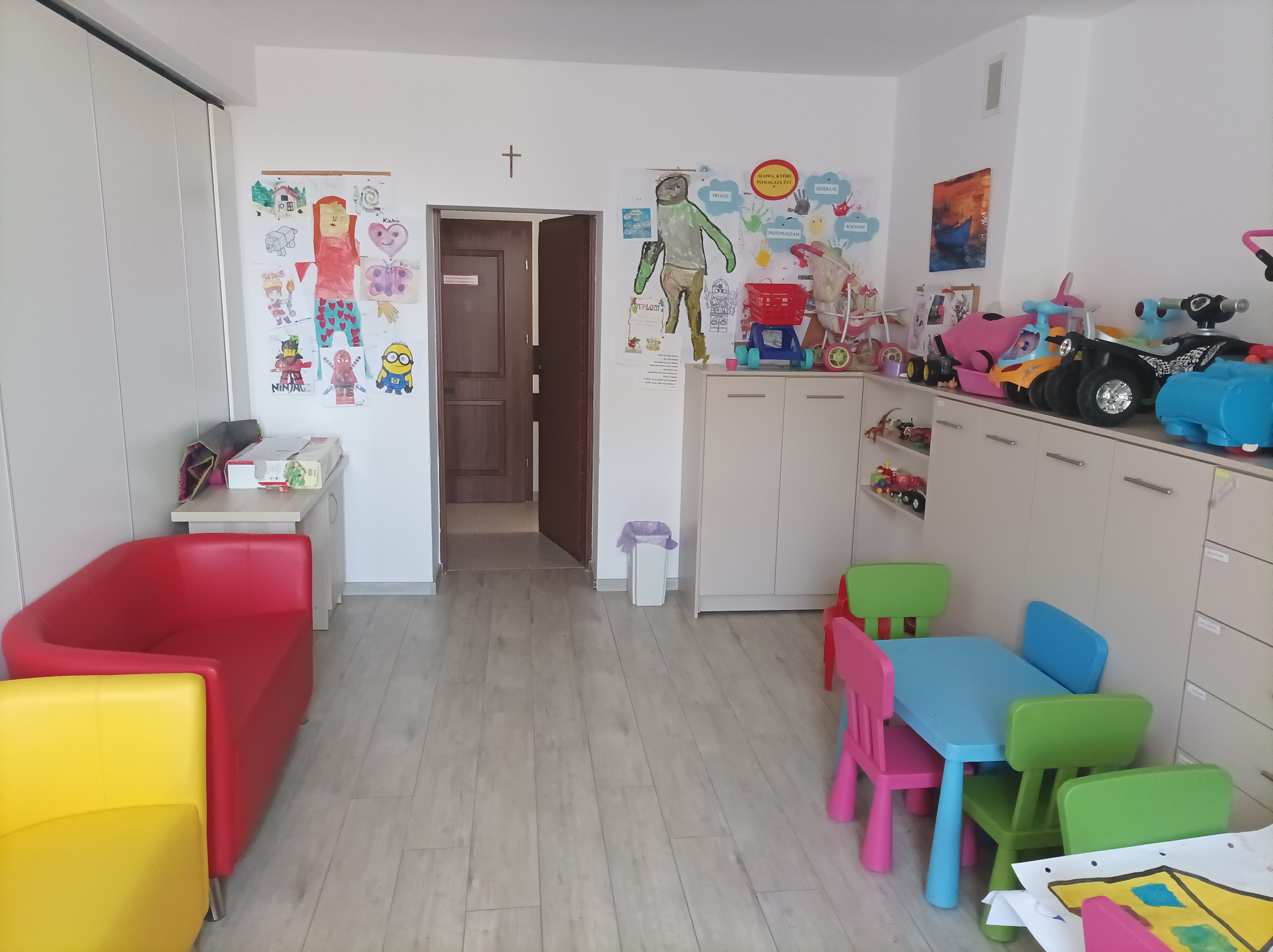 pomieszczenie do pobytu dziennego z miejscem zabaw dla dzieci i miejsca do nauki